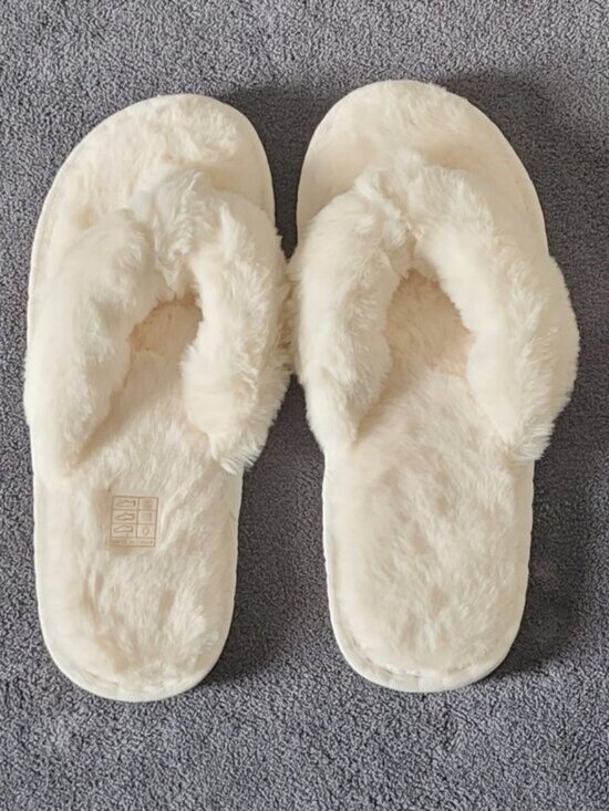 Shoes - Fluffy White Slipper Thongs